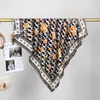2026 Bufanda Cuadrada Grande Nueva Estampada Venta al por Mayor Moda Francesa Retro Bufanda de Imitación Seda Bufanda Cuadrada para Mujer