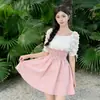 Vestido Quadrado Patchwork Estilo Francês para Mulheres, Verão Mangas Bufantes Florais Tridimensionais, Cintura Marcada Cor-Blocking Rosa e Branco Vestido Curto Evasê