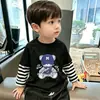 Camiseta de manga comprida para meninos, estilo primavera e outono, para crianças mais velhas, novo modelo 2026, algodão puro, respirável, camiseta base infantil casual de duas peças falsas