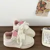 Zapatos Rosas Girly Versátiles y Chic, Tenis Blancos de Suela Gruesa para Mujer, Nuevos Tenis Casuales 2026, Zapatos de Pan de Nicho