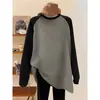 Camiseta de manga longa com blocos de cor em tecido escovado espesso para mulheres, comprimento médio para cobrir os quadris, combinada com calça shark, top e camiseta básica para o outono