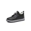 Nuevo estilo transfronterizo 2026, diseño minimalista, parte superior de cuero de alta calidad, botas de invierno con hebilla y cierre elástico, zapatos de algodón para hombre con forro grueso y afelpado