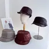 Estilo Old Money Sombrero Mate Texturizado Estilo Pareja Unisex Sombrero de Cuero PU Otoño/Invierno Sombrero de Montar Boina Sombrero Hipster Adelante