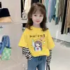 Camiseta Básica Infantil Primavera e Outono Estilo Coreano Tendência Meninas Falso Duas Peças Manga Longa Camiseta Top Listrado Desenho Animado para Meninas