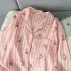 Nuevo pijama de moda para mujer para primavera y otoño, con un conjunto de algodón de doble largo estampado de nubes con rayas rosas y un diseño de caricatura, que ofrece un estilo holgado y casual para una cómoda ropa de estar en casa.