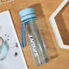 Novo copo de água esportivo simples de grande capacidade portátil ao ar livre esportivo fitness chaleira alto valor de cor plástico copo de água atacado