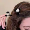 Pinza para el cabello de perla en tono gris medio recogido Elegante Flequillo Pinza Pequeña de 5 cm para Mujeres 2025 Nuevo Tiburón de Gama Alta