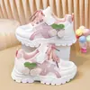 Zapatillas de Malla Individual para Niñas 2026 Verano Nuevo Estilo Suela Suave Cereza Transpirables Moda Zapatos Casuales para Niños Mayores