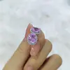 Suministro de comercio electrónico transfronterizo: Set de colgante imitación cristal rosa, moderno y de lujo ligero, totalmente incrustado con diamantes rosas y circonita, incluye anillo, aretes y collar
