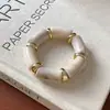 Pulseira Redonda Irregular Marmorizada de Resina Europeia e Americana Pulseira de Luxo Leve Toque de Alta Qualidade Joia de Mão Exagerada para Mulheres