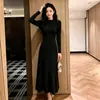 Vestido francés de cuello redondo para mujer principios de otoño ceñido a la cintura ajustado al cuerpo que realza la figura que se ajusta a las caderas capa base falda larga