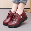Botas de algodón de invierno 2023 para madre, zapatos de tela del viejo Pekín para mujer, antideslizantes, cálidos, forrados de felpa, engrosados, zapatos de algodón para mujeres de mediana edad y ancianas