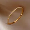 Pulsera de acero inoxidable estilo metal europeo y americano con cierre de corazón de circonita, joyería retro de alta gama de lujo ligero para mujer