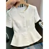 Camisa Branca de Manga Curta Estilo Luxo Leve com Ajuste na Cintura para Mulheres, Novo Modelo Verão 2026, Borda Franzida Emagrecimento, Gola Redonda Elegante, Top Rejuvenescedor