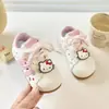 Zapatillas Deportivas de Dibujos Animados para Niños Gato Kt Nuevas Llegadas de Otoño Zapatos Casuales de Suela Suave para Niñas Zapatos Blancos Pequeños Versátiles con Puntera de Concha para Niños