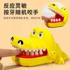 Juguete de cocodrilo que muerde el dedo para alivio interactivo del estrés, juguete de apretar para padres e hijos para niños, juguete de cocodrilo de pinza para la mano al por mayor