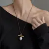 Colar de cordão de couro e pérola de vidro em estilo artístico e vintage, uma corrente de suéter única e elegante para outono e inverno, um acessório versátil para mulheres