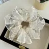 Scrunchie de Renda Bordado Off-White Estilo Delicado com Flores de Pérola para um Coque ou Rabo de Cavalo Elegante