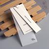 Logotipo para hacer etiquetas de ropa, tarjeta blanca de arroz espesado, diseño para colgar ropa, marca registrada para hombres y mujeres, elevador general, disponible en stock