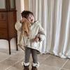Chaqueta Acolchada de Algodón para Niñas con Parte Delantera Corta y Espalda Larga, Abrigo Grueso con Capucha, Nuevo Estilo Invierno 2026, Suministro de Comercio Exterior, Venta al por Mayor de Ropa Infantil