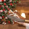 Tênis casuais de sola grossa femininos Guyun, nova coleção de outono 2026, com aumento de altura, estilo retrô, tênis coloridos, sapatos casuais da moda para mulheres