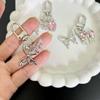 Colgante de llavero con forma de corazón de melocotón y mariposa de diamante rosa de alto valor, corazón de chica dulce, flor pequeña, mariposa, accesorios para mochila escolar de estudiante