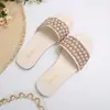 Sandalias planas de punta cuadrada con lentejuelas y perlas para mujer, nuevo estilo de verano 2026, sandalias elegantes y versátiles de una tira