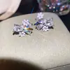 Pendientes Ovalados Minimalistas Flor de Gota de Agua de Aguja Plateada, Pendientes de Moda y Únicos con un Diseño de Nicho que Son Versátiles y Elegantes