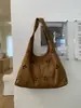 Bolso de hombro cruzado de cuero esmerilado con diseño floral hueco para mujer, nuevo bolso de mano tipo tote de gran capacidad de nicho para el trabajo 2026