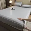 2026 Nuevo Modelo Esterilla Refrigerante Bordado tipo Sándwich Lavable Carbono Ligero Seda de Hielo Esterilla de Borde Ancho Juego de Tres Piezas