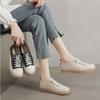 Zapatos blancos pequeños de primera capa de piel de vacuno y suela de res para mujer, primavera y otoño 2024, nuevos zapatos de mujer embarazada de suela suave, zapatillas casuales con pedal