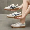 Zapatillas de entrenamiento alemanas versátiles de suela plana para estudiantes para mujer, nuevas de primavera-verano 2026 súper populares zapatillas casuales para mujer