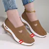 Zapatos de mujer de talla grande, con suela suave, para no cansar los pies, sin cordones, de malla, transpirables, de tela antigua de Beijing.