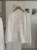 Camisa suelta de manga larga con lunares, cuello en V con cordón y dobladillo con volantes, moderna y versátil para mujer 8433