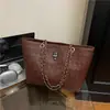 Bolso Tote de Mujer de Gran Capacidad con Relieve de Calavera, Color Sólido, Moda, Casual, Versátil, Único, Elegante, de Nicho, para Hombro