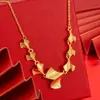 Mismo Estilo que el Usado en Joyerías, Estilo Antiguo Oro Arena Tres Vidas Tres Mundos Flor de Melocotón Floreciente Collar, Cadena Integrada, Serie de Bodas