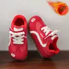 Tênis de Treino Quente de Veludo Infantil 2025 Outono e Inverno Novo Estilo Coreano Sapatos Esportivos para Meninos e Meninas Sola Macia Casuais Sapatos Forrest Gump