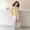 Conjunto de Chaleco Amarillo Oca de Estilo Coreano para Niñas con Dobladillo Irregular, Nuevo Estilo de Verano, Camisa de Muñeca con Encaje Lateral, Pantalones Cortos, Conjunto de Verano