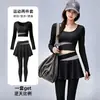 Conjunto de yoga de dos piezas de alta gama en bloques de color para mujer, cuello redondo, top corto de manga larga, cintura cruzada, pantalón falda de dos piezas falsas, deportivo