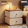 Mesa de Cabeceira Preta em Estilo Antigo, Madeira Maciça, para Uso Doméstico no Quarto, Novo Modelo 2026, Luxo Leve, Sensação de Alto Padrão, Pequeno Armário de Armazenamento de Cabeceira