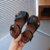 Sandalias para niña de punta cerrada verano 2025 nuevos zapatos para niños zapatos de princesa para niña pequeña suela suave casual zapatos para bebé a la moda