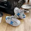 Zapatos para niños con diseño de puntera de concha, nuevas zapatillas deportivas de cuero para primavera y otoño 2026 para niños, zapatos deportivos de moda para niñas