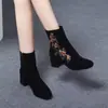 Botas de Cano Curto Retro de Couro Fosco Estilo Étnico Bordado Bico Fino Salto Bloco Elástico Zíper Lateral Novo Primavera/Outono 2026