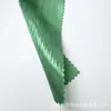 Tela satinada arrugada con estampado dorado integral, suave y con buena caída, con un efecto crepé brillante, adecuada para decoración de vestidos de moda y trajes de escenario.