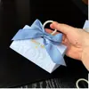Caixa de Doces Triangular Flor Embossada Azul Claro para Noivado Casamento Lembrança de Luxo Leve Caixa de Doces de Cartão Branco Espessado