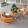 Área de recepción y reunión de oficina simple y casual, área de espera y descanso circular creativa con sofá y mesa de centro para instituciones de capacitación