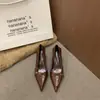 Sapatos femininos de salto agulha bico fino estilo vintage 2026, sem cadarço, adequados para o trajeto diário, scarpins de salto alto baixo estilo francês