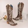 Em Estoque Amazon Bordado Estilo Britânico Botas de Cavaleiro 2026 Outono Novo Retrô Tamanho Grande Corte em V Salto Médio Botas Longas Femininas