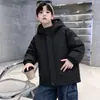 Jaqueta Grossa Acolchoada para Meninos Estilo Outono e Inverno 2026 Novas Roupas de Inverno Crianças Médias e Grandes Populares Estilo Inverno para Meninos