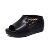 Sandálias de Couro Grossas de Off-Season para Mulheres, Novo Estilo Plataforma, Chinelos de Verão 2026, Sapatos de Salto Anabela Peep-Toe com Solado Macio para Aumentar a Altura